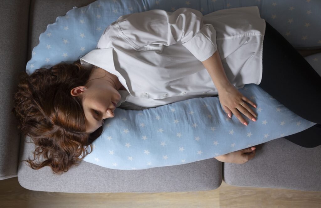 Femme qui dort beaucoup — causes et significations du besoin de sommeil